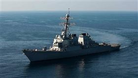 隸屬美軍第七艦隊的勃克級飛彈驅逐艦「希金斯號」，在印太海域執行任務時驚傳火災發生。（圖／翻攝自X平台 @sentdefender）