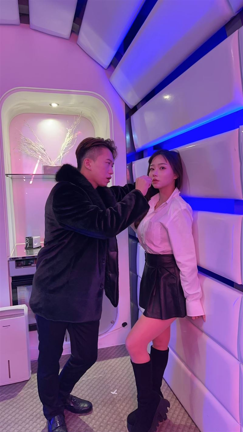 周靄宏與超鄭女模拍MV，回憶先前曾險遭女模仙人跳。（圖／周靄宏提供）