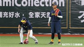 中職37年例行賽，中信兄弟外野手李聖裕賽前守備練習。（圖／記者劉彥池攝影）
