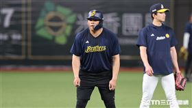 中職37年例行賽，中信兄弟外野手曾頌恩賽前跑壘練習。（圖／記者劉彥池攝影）
