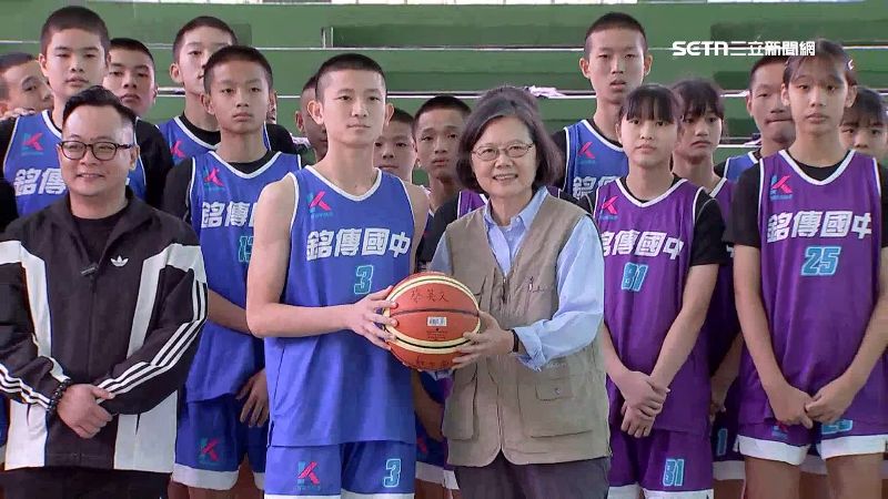 童子瑋、前總統蔡英文與運動員合照