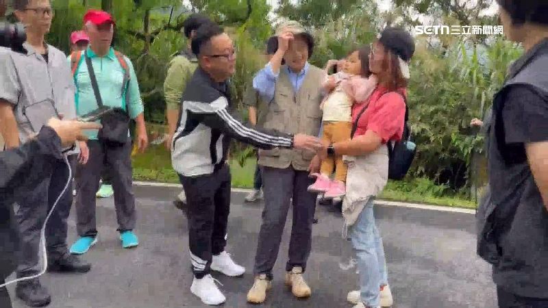 前總統蔡英文與民進黨基隆市長參選人童子瑋一同爬山