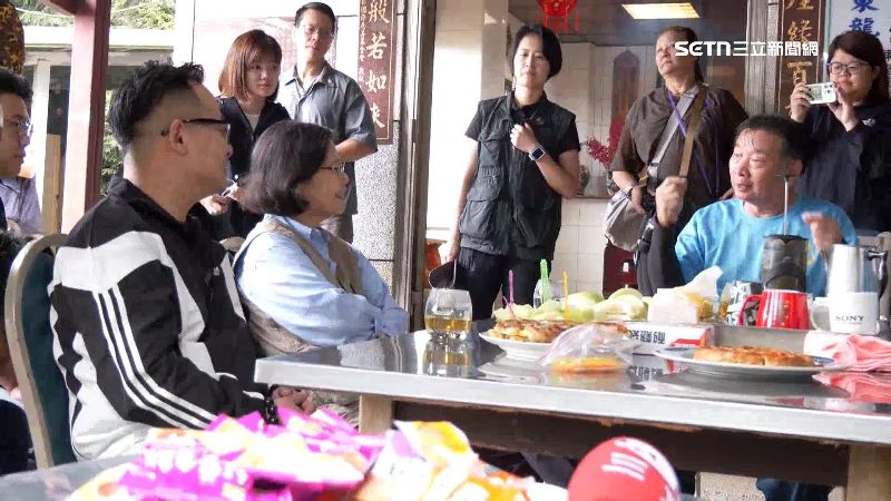 熱情山友準備茶點歡迎童子瑋和前總統蔡英文