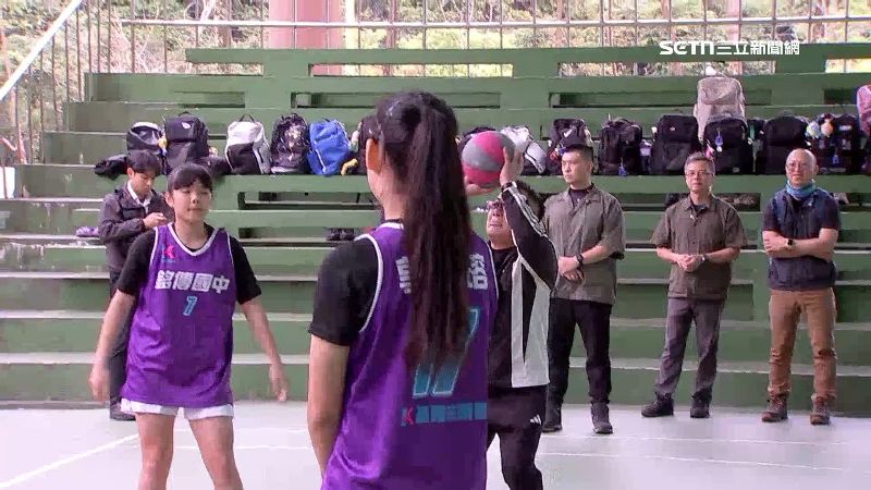 童子瑋和長期資助的籃球隊PK