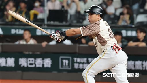 中職37年例行賽，台鋼雄鷹三壘手吳念庭敲出中外野飛球出局。（圖／記者劉彥池攝影）
