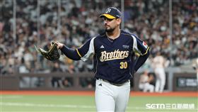 中職37年例行賽，中信兄弟先發投手勝騎士。（圖／記者劉彥池攝影）