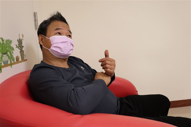 張男表示，自己長期處於約80分貝的工作環境中，日前左耳突然出現悶塞感，一開始誤以為是感冒所致，檢查後才驚覺是「耳中風」。（圖／衛福部彰化醫院提供）