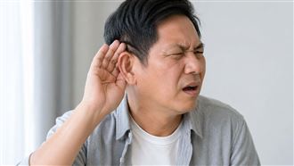 耳像被水塞住！男險失聰 醫揭1族群最常見