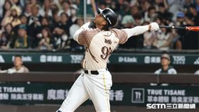 中職37年例行賽，台鋼雄鷹指定打擊魔鷹內野不營養飛球形成二壘安打。（圖／記者劉彥池攝影）