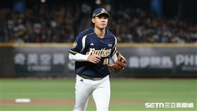 中職37年例行賽，中信兄弟三壘手黃韋盛發生隱形失誤。（圖／記者劉彥池攝影）