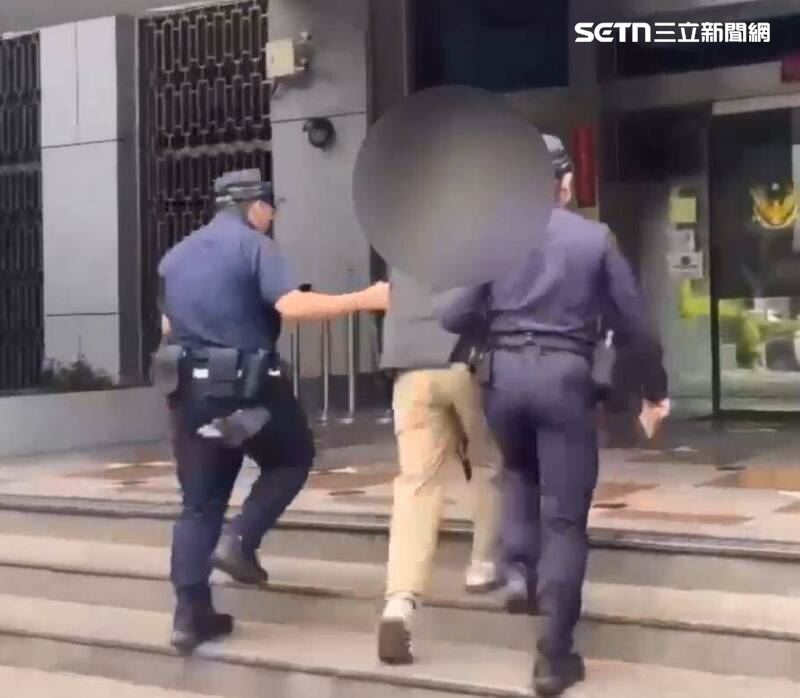 北市少年對台聯黨主席周倪安丟擲水球遭函送法辦。（圖／翻攝畫面）
