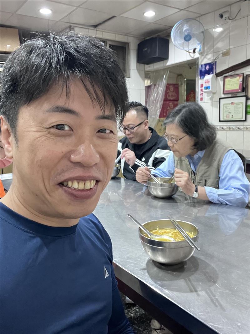 張之豪（左）在基隆小吃店拍下併桌的客人，竟是前總統蔡英文。（圖／翻攝Threads＠jihogogo）