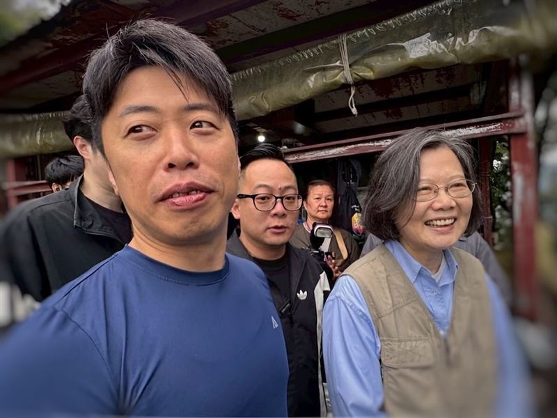 蔡英文虧張之豪「你怎麼騎車來」，張之豪笑說「你們提早爬跟不上」。（圖／翻攝Threads＠jihogogo）