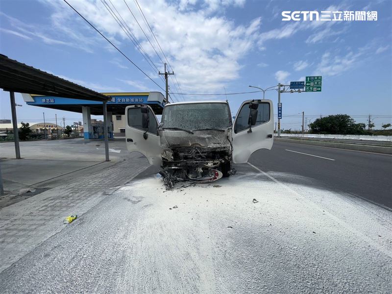雲林縣褒忠鄉縣道158公路發生死亡車禍，女騎士闖紅燈挨撞釀火燒車，當場死亡。（圖／翻攝畫面）