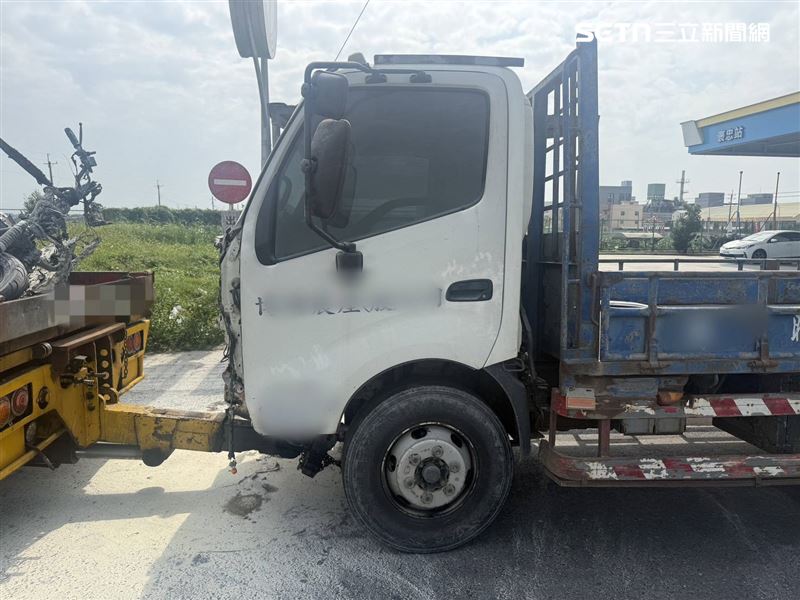 雲林縣褒忠鄉縣道158公路發生死亡車禍，女騎士闖紅燈挨撞釀火燒車，當場死亡。（圖／翻攝畫面）