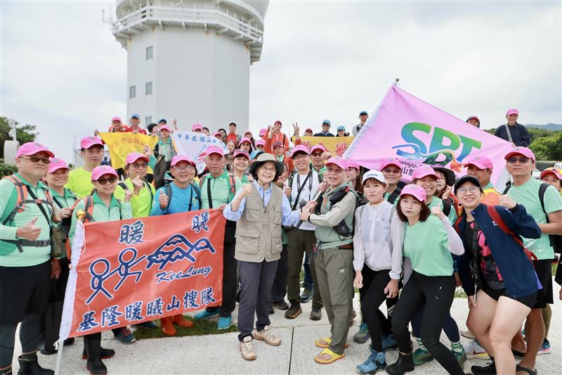 蔡英文一大早爬到山頂燈塔，和暖暖山友們合照。（圖／翻攝Threads＠tsai_ingwen）