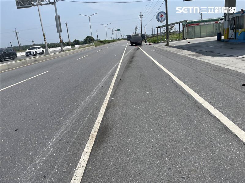35歲呂姓女子騎機車闖紅燈，與大貨車發生碰撞。（圖／翻攝畫面）