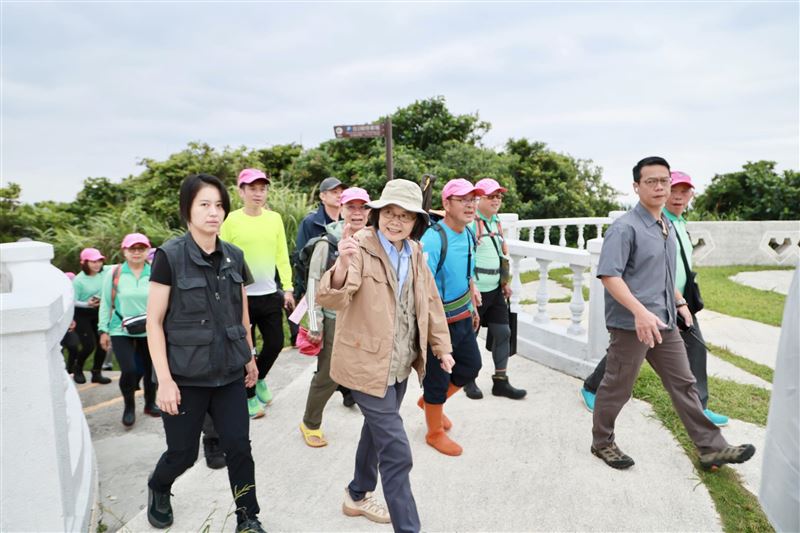 蔡英文和山友到基隆爬山，退休生活超愜意。（圖／翻攝Threads＠tsai_ingwen）