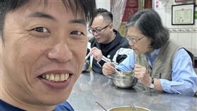 蔡英文和山友到基隆爬山，退休生活超愜意。（圖／翻攝Threads＠tsai_ingwen）