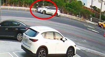 巡邏員警將機車停在轎車前方攔檢，慘遭轎車衝撞倒地。（圖／民眾提供）