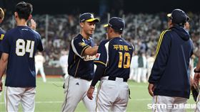 中職37年例行賽，中信兄弟總教練平野惠一和球員擊掌。（圖／記者劉彥池攝影）