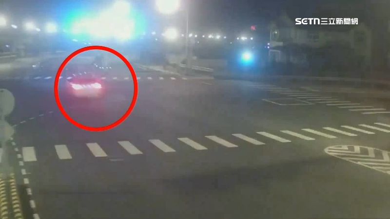 白色汽車疑高速過彎失控，撞上分隔島翻覆