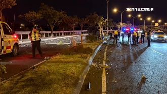 豪車高速過彎撞分隔島翻覆　駕駛彈飛亡