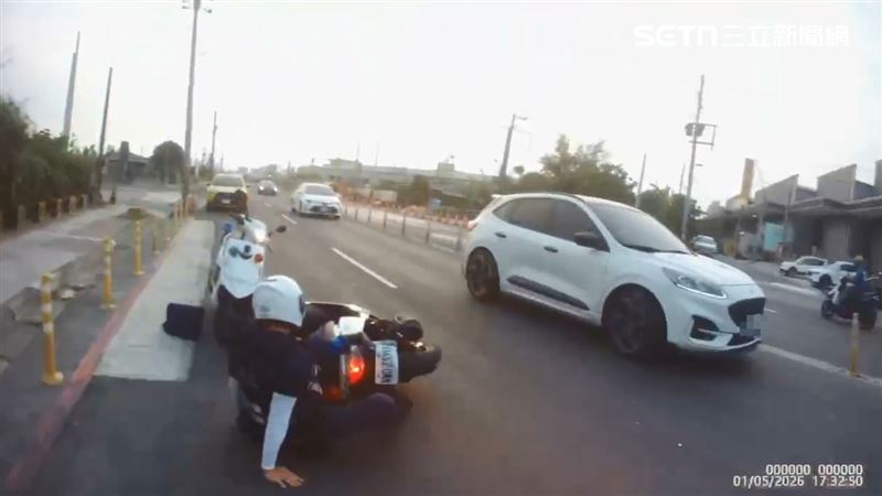駕駛拒檢加速衝撞警用機車，副所長連人帶車摔倒在地。（圖／翻攝畫面）