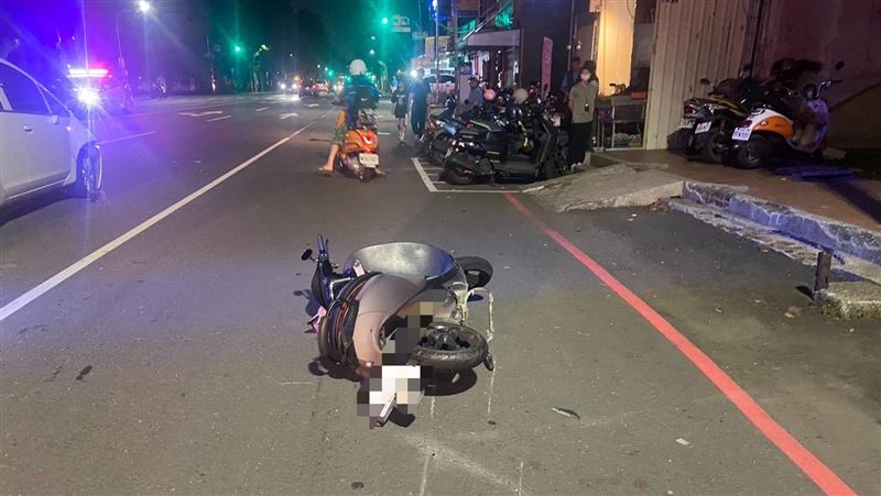 左方白色自小客為肇事車輛。（圖／翻攝畫面）
