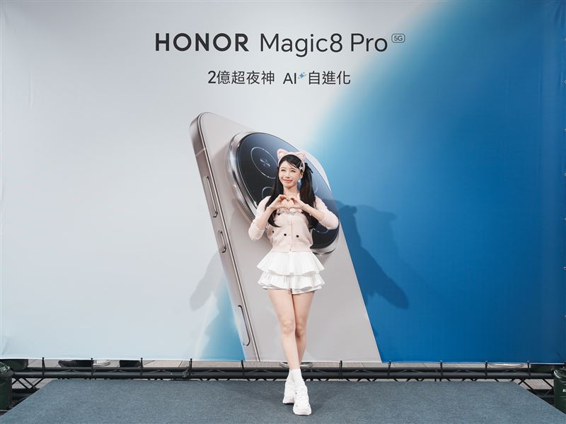 HONOR三創體驗店於開幕首日邀請韓籍啦啦隊女神「李雅英」擔任一日店長
