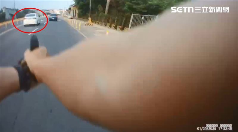高雄神農路驚傳槍響，白車拒檢衝撞副所長，員警當場連開3槍制止。（圖／翻攝畫面）