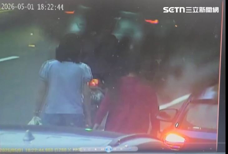黃婦（紅衣者）一家三口走在馬路邊，突遭車輛從後方追撞，黃婦、女婿傷重不治。（圖／翻攝畫面）