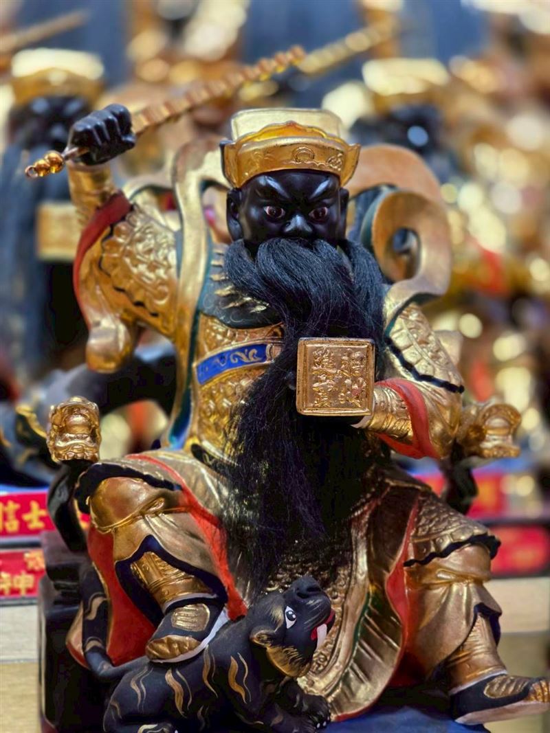 2026年5月1日是農曆3月15日中路財神-武財神-趙公明生日！松山霞海城隍廟武財神曝光1招招財快摸祂的鬍鬚。（圖／《松山霞海城隍廟》提供）