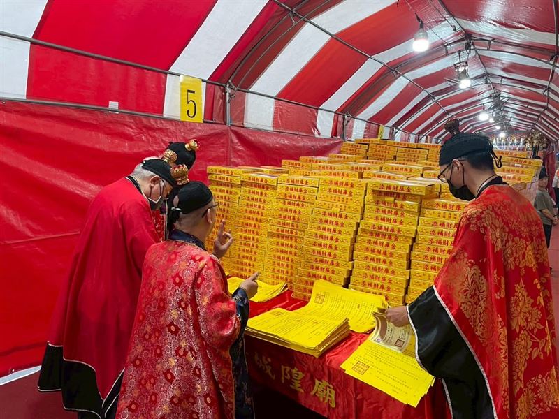 2026年5月1日是農曆3月15日中路財神-武財神-趙公明生日！松山霞海城隍廟武財神曝光1招招財快摸祂的鬍鬚。（圖／記者鍾志鵬攝影）