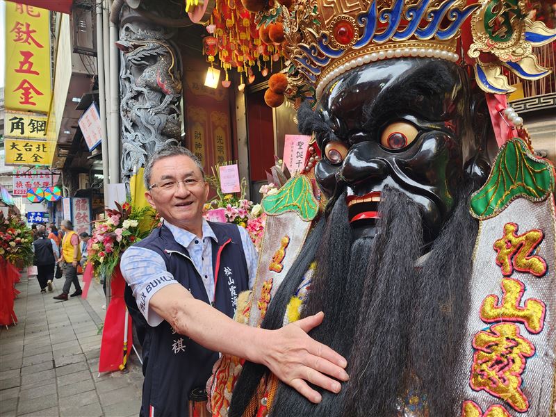 2026年5月1日是農曆3月15日中路財神-武財神-趙公明生日！松山霞海城隍廟武財神曝光1招招財快摸祂的鬍鬚。（圖／記者鍾志鵬攝影）