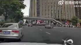 首頁 / 兩岸
成都鬧區開車蓄意衝撞多人倒地　警方通報1死11傷
2026/5/1 21:51（5/1 22:05 更新）
中國四川省成都市1日一輛轎車突然衝撞正在過馬路的行人，過程被後方車輛的行車紀錄器拍下。（圖取自x.com/whyyoutouzhele）
