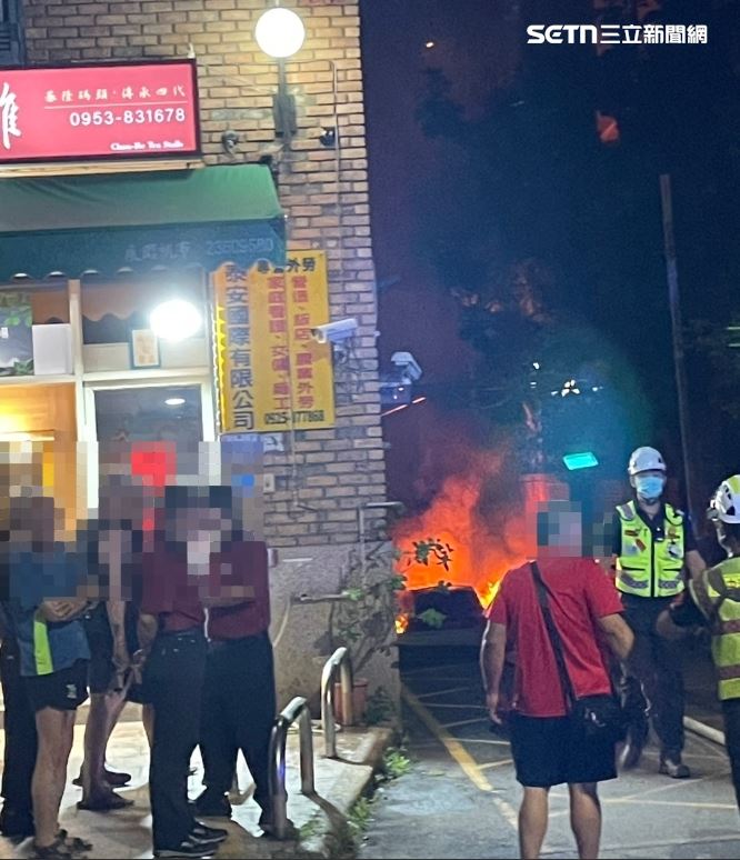 台中南區發生酒駕火燒車事故，駕駛撞飛雙載機車後，沿路拖行機車，最終在地下車道前爆炸起火。（圖／民眾提供）