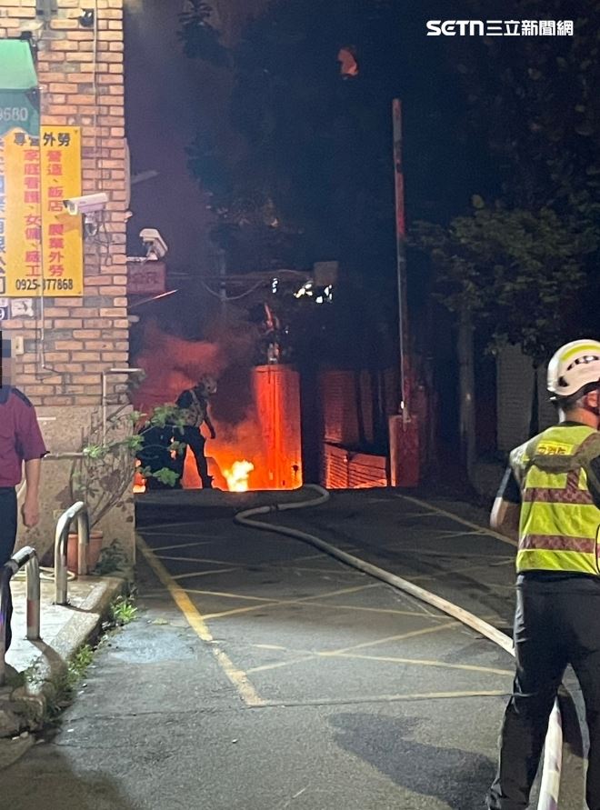 台中南區發生酒駕火燒車事故，駕駛撞飛雙載機車後，沿路拖行機車，最終在地下車道前爆炸起火。（圖／民眾提供）