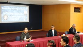 史都德曼公開講座有理文化1日舉行講座，邀請曾任美軍印太司令部情報處長的史都德曼（前坐中）主講，海軍退役少將王國強（前坐右）出席與談。中央社記者吳書緯攝　115年5月1日
