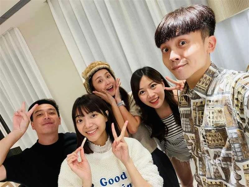 黃豪平入厝趴時，女友也現身，兩人已是同居狀態。（圖/翻攝自黃豪平臉書）