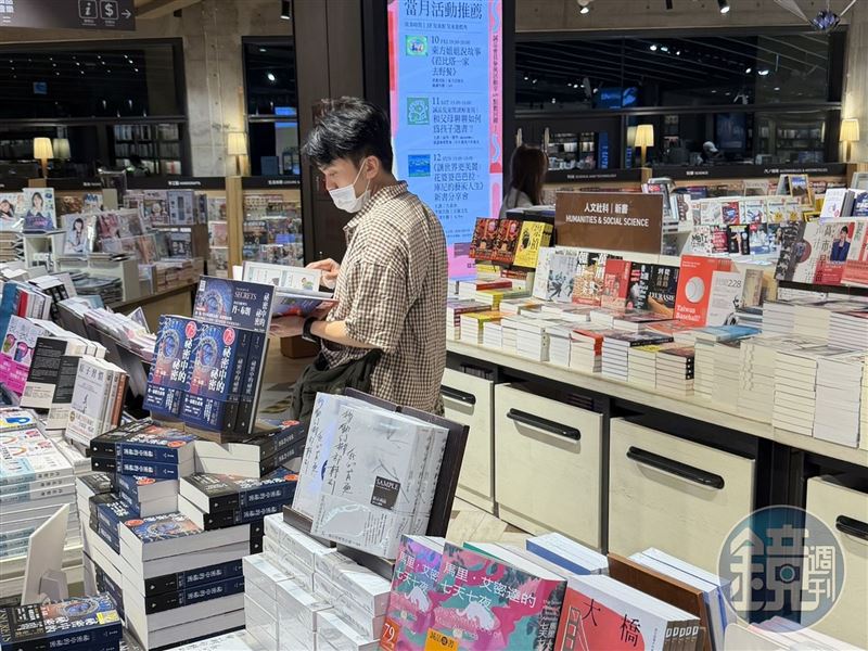 黃豪平帶著口罩、夜間現身誠品書店。（圖/讀者提供）
