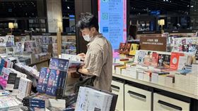 黃豪平帶著口罩、夜間現身誠品書店。（圖/讀者提供）