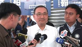侯友宜今天陪子弟兵陳柏翰掃街拜票，接受媒體聯訪（圖／翻攝畫面）