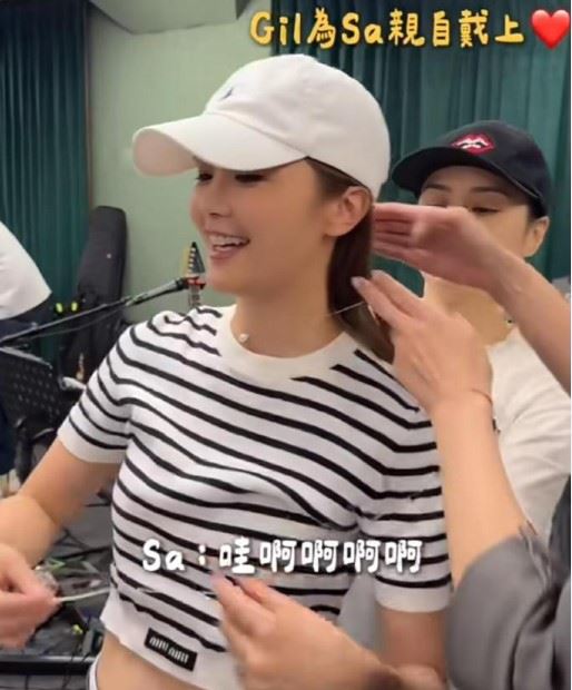 鍾欣潼在演唱會排練時為阿Sa送上價值不菲的結婚禮物。（圖／翻攝自微博）