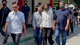 戴姓女大生現身女警靈堂鞠躬致歉。（圖／記者林昱孜攝影）