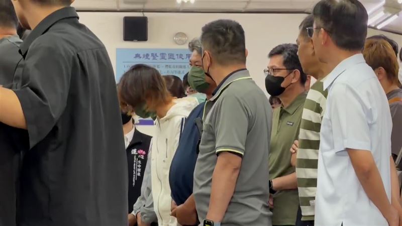 戴姓女大生現身女警靈堂鞠躬致歉。（圖／記者林昱孜攝影）