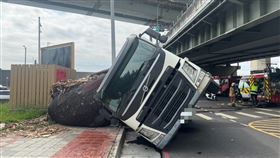 砂石車翻車現場情形。（圖／翻攝畫面）