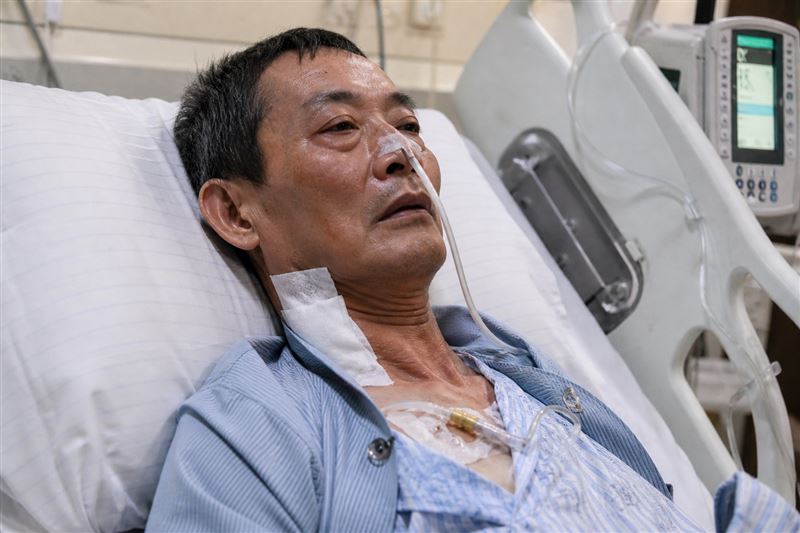 45歲竹科工程師因血便昏倒送醫，確診食道癌。胸腔外科醫師謝義山提醒，酒精為重要風險因子，亞洲人因代謝基因缺陷更易罹病，應減少飲酒，並定期健檢以早期發現治療。（示意圖／AI製圖）