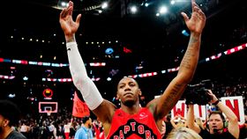 多倫多暴龍隊巴瑞特（RJ Barrett）在延長賽終了前1.2秒飆進逆轉絕殺三分球。（圖／美聯社／達志影像）