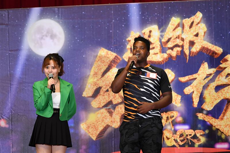 最吸睛的是一位來台僅6個月的南非學生（右）。（圖／三立提供）